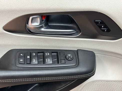 Used 2024 Chrysler Pacifica Limited FWD image 25