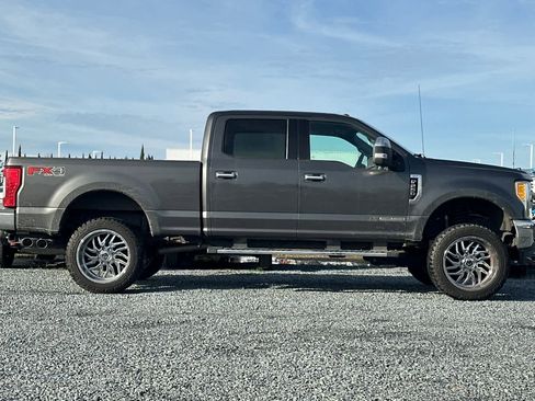 Used 2017 Ford F250 XLT w/ XLT Premium Package image 9