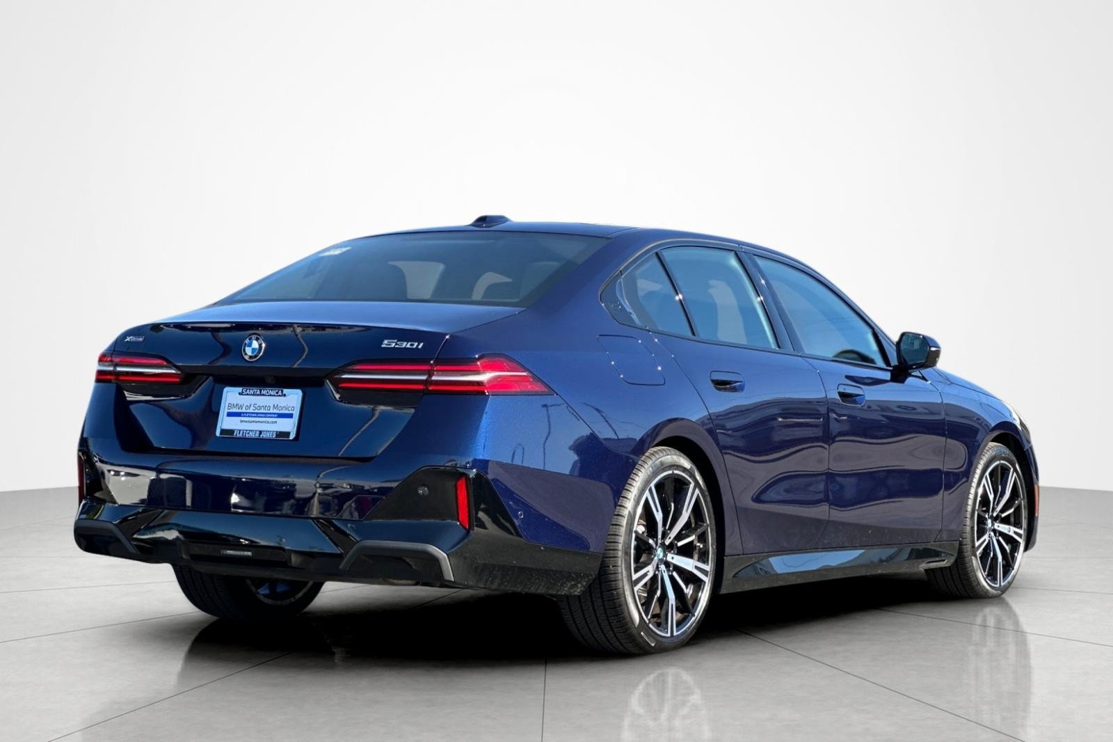 Used 2025 BMW 530i xDrive w/ M Sport Package AWD/4WD image 5