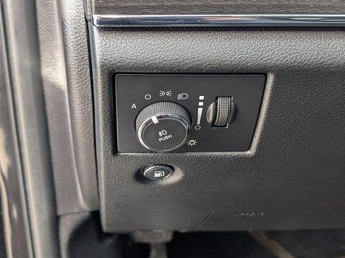 Used 2015 Jeep Grand Cherokee Limited w/ Luxury Group II image 28