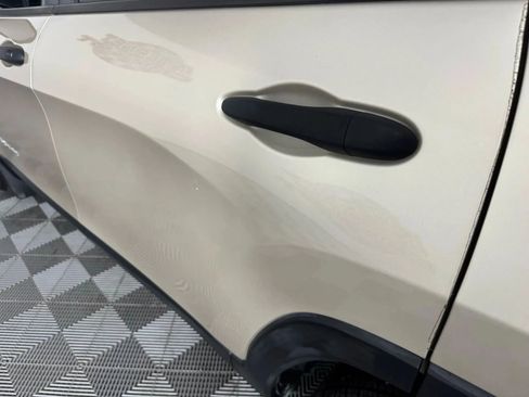 Used 2015 Jeep Cherokee Sport image 23