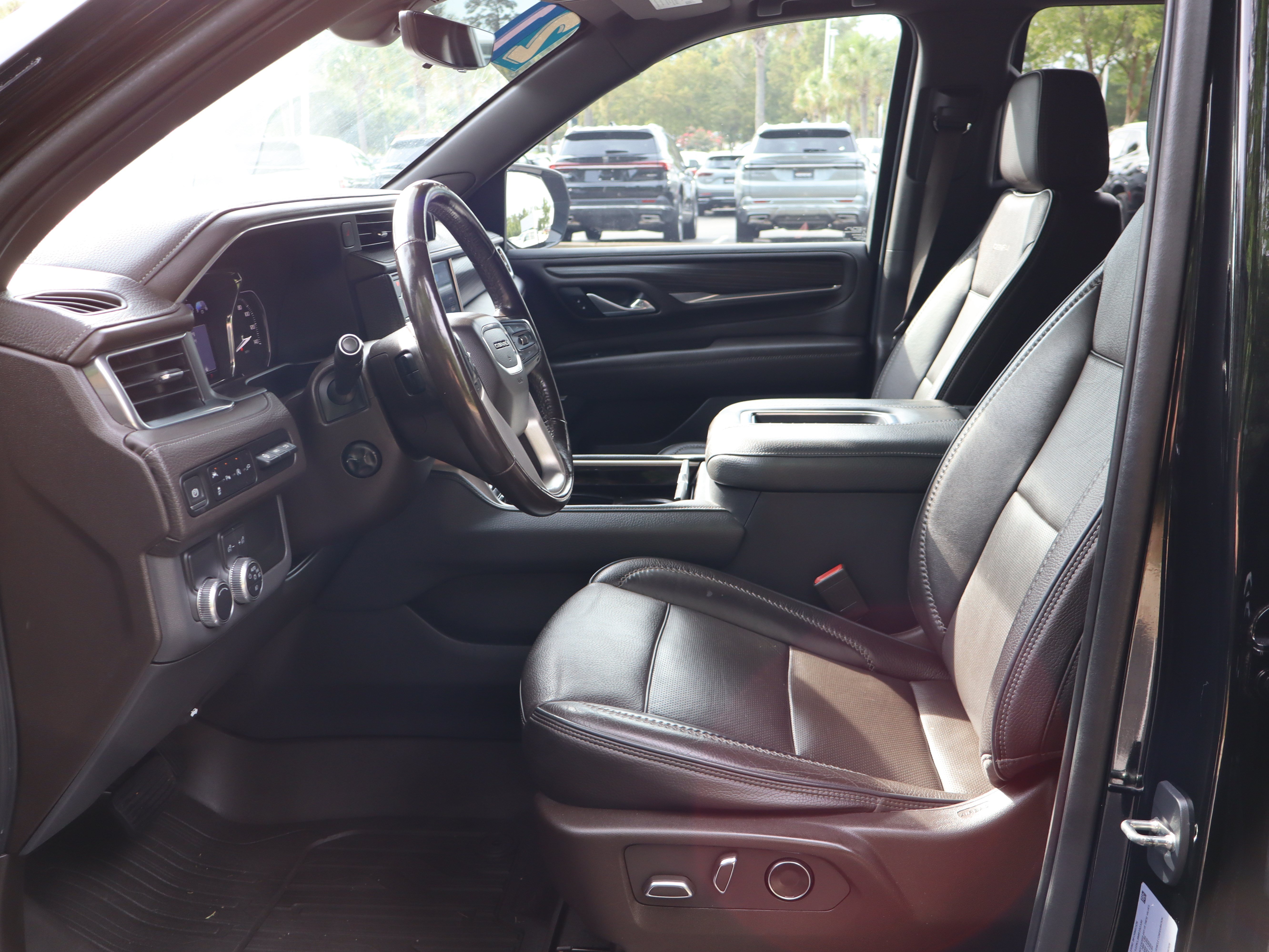 Used 2021 GMC Yukon Denali w/ Denali Premium Package RWD image 26