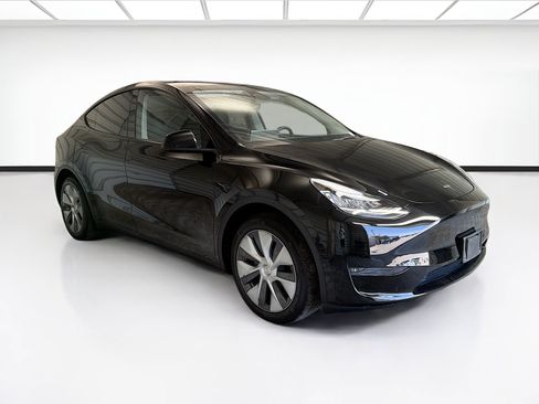 Used 2023 Tesla Model Y Long Range AWD/4WD image 3