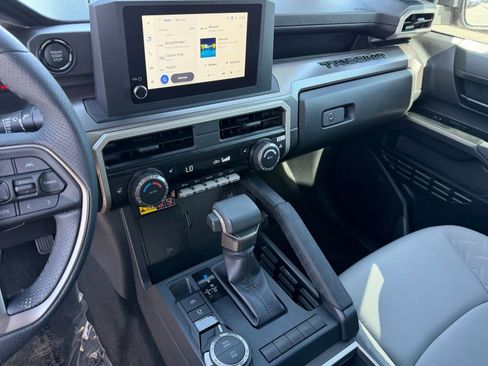 Used 2025 Toyota Tacoma SR5 AWD/4WD image 27