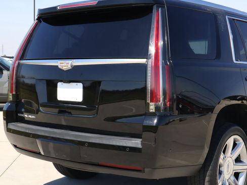 Used 2017 Cadillac Escalade Luxury image 11