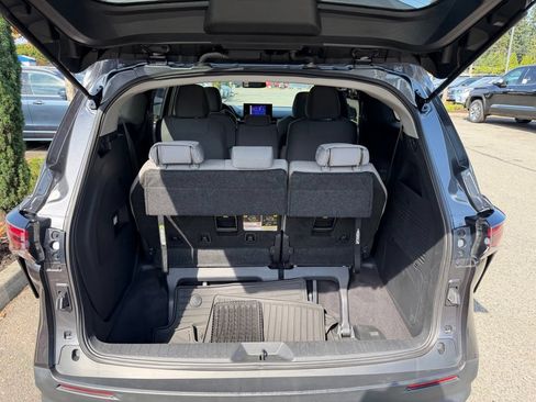 Used 2025 Toyota Sienna LE w/ LE Plus Package FWD image 10