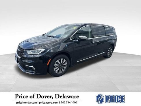 Used 2023 Chrysler Pacifica Limited FWD image 1