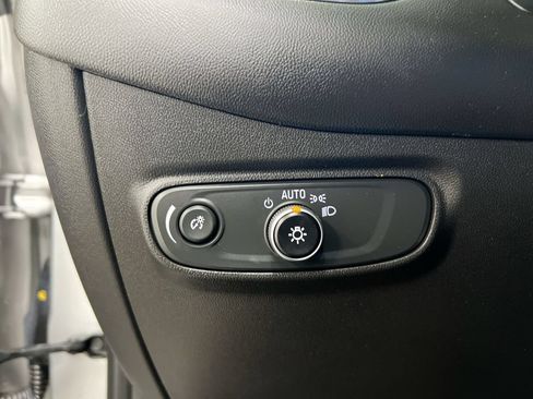 Used 2021 Chevrolet Equinox LT FWD image 18