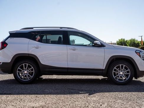 Used 2024 GMC Terrain SLT AWD/4WD image 4