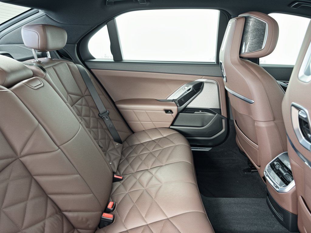 Used 2023 BMW 740i w/ Parking Assistance Package RWD image 29