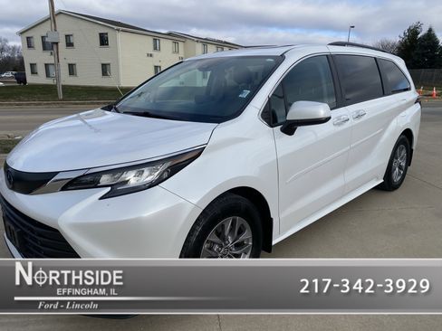 Used 2023 Toyota Sienna XLE image 1