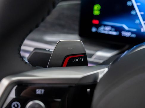 New 2026 BMW 750e xDrive w/ Executive Package image 31