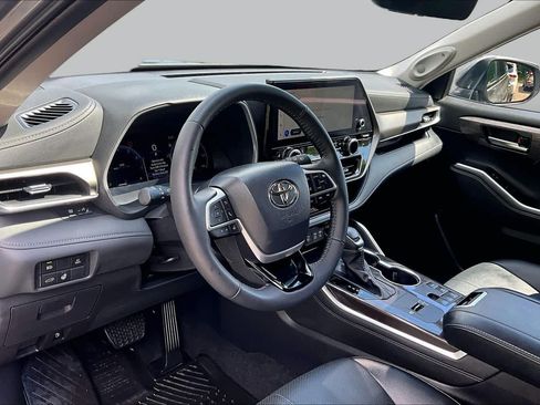 Used 2026 Toyota Highlander Limited AWD/4WD image 16