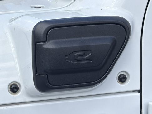 Used 2025 Jeep Wrangler Unlimited Sahara w/ Safety Group image 15