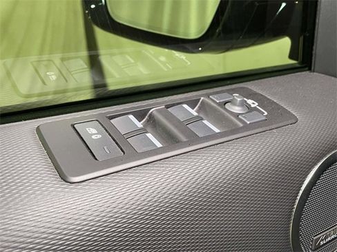 Used 2025 Land Rover Discovery Dynamic SE image 37