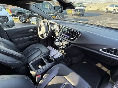 Used 2025 Chrysler Pacifica Select image 19