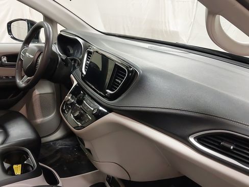 Used 2024 Chrysler Pacifica Touring-L image 29