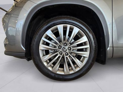Used 2026 Toyota Highlander Platinum AWD/4WD image 9