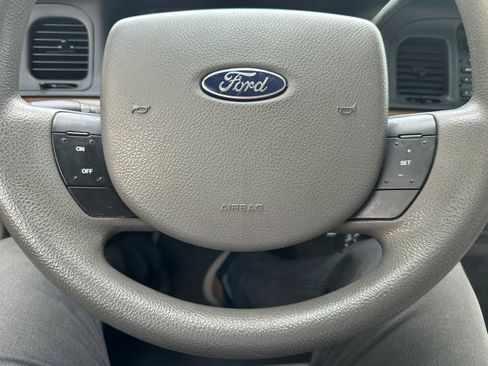 Used 2005 Ford Crown Victoria RWD image 7