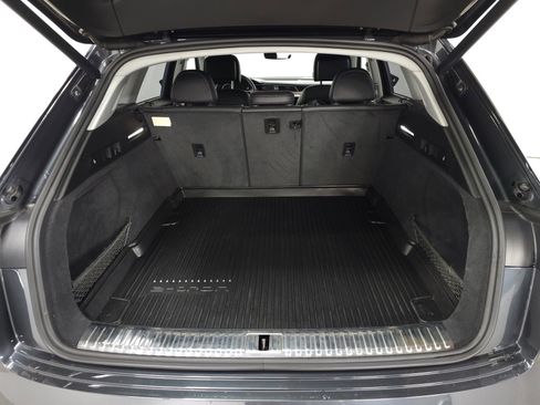 Used 2019 Audi e-tron Prestige w/ Prestige Package image 7