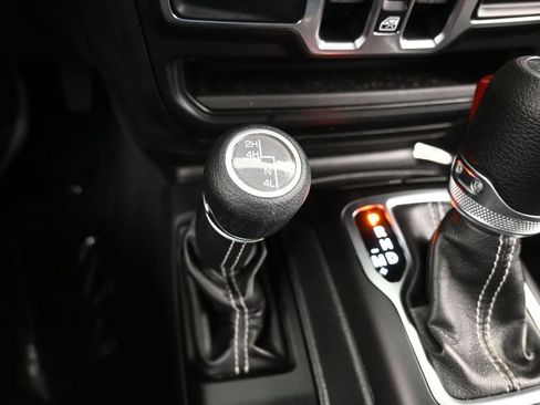 Used 2019 Jeep Wrangler Unlimited Sahara AWD/4WD image 27