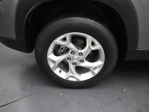 Used 2025 Chevrolet Trax LS w/ LS Convenience Package FWD image 23