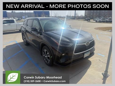 Used 2021 Toyota Highlander XLE AWD/4WD image 1