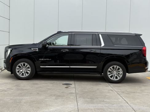 Used 2025 GMC Yukon XL Denali AWD/4WD image 4