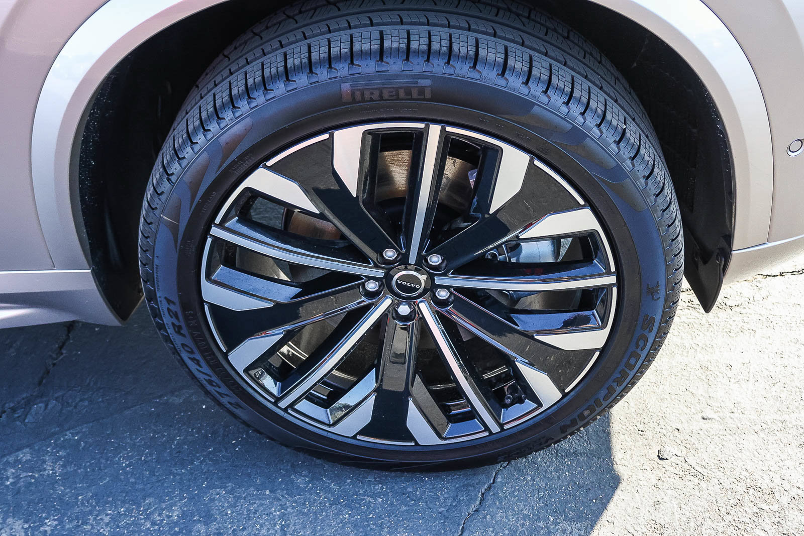 New 2026 Volvo XC90 T8 Plus w/ Protection Package Premier AWD/4WD image 13