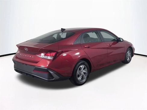 Used 2024 Hyundai Elantra SE FWD image 5