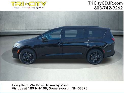 New 2026 Chrysler Pacifica Limited w/ S Appearance Package image 3