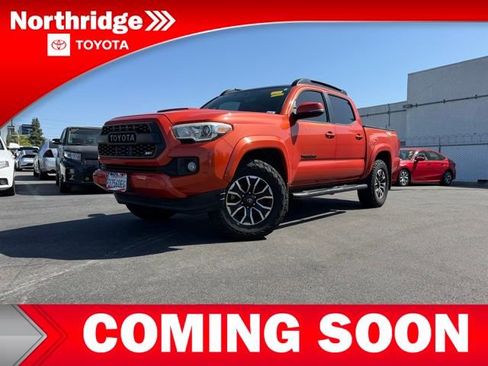 Used 2017 Toyota Tacoma TRD Sport w/ Tow Package RWD image 2