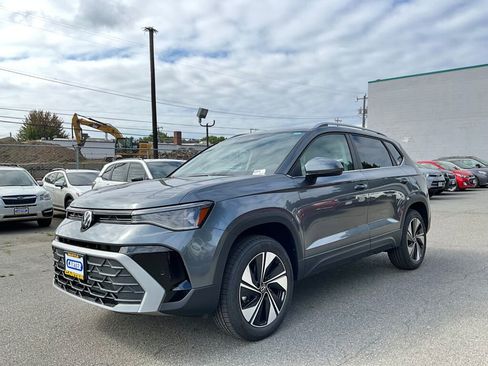 New 2025 Volkswagen Taos SE image 4