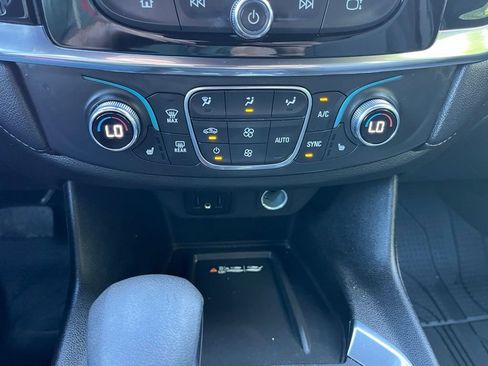 Used 2022 Chevrolet Traverse LT image 38