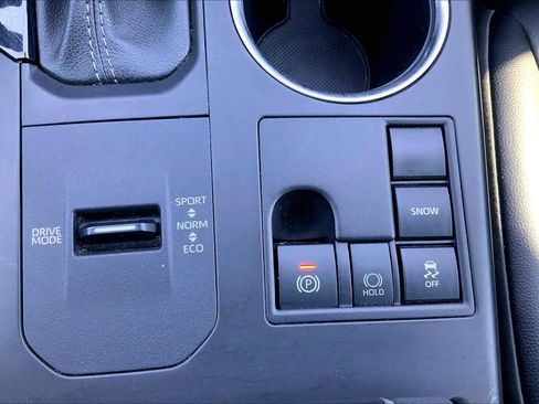 Used 2023 Toyota Highlander XLE image 30