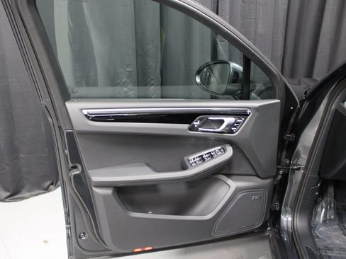 Used 2025 Porsche Macan image 22