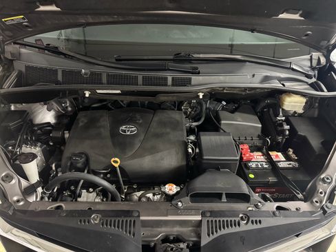 Used 2018 Toyota Sienna LE w/ Carpet Mat Package FWD image 6