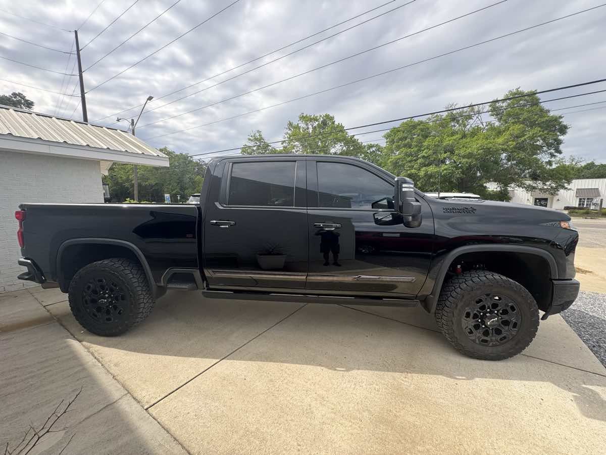 Used 2024 Chevrolet Silverado 2500 High Country w/ Midnight Edition AWD/4WD image 5