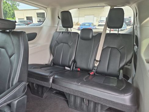 Used 2024 Chrysler Pacifica Touring-L FWD image 31