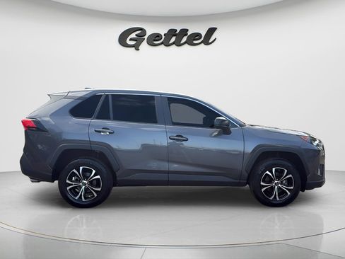 Used 2022 Toyota RAV4 LE AWD/4WD image 4