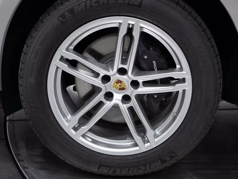 Certified 2025 Porsche Macan image 11