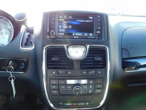 Used 2014 Chrysler Town & Country S image 12