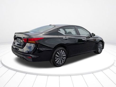 Used 2024 Nissan Altima 2.5 SV FWD image 3