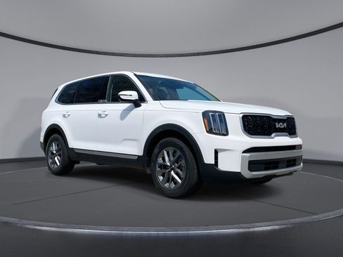 Certified 2024 Kia Telluride LX image 1