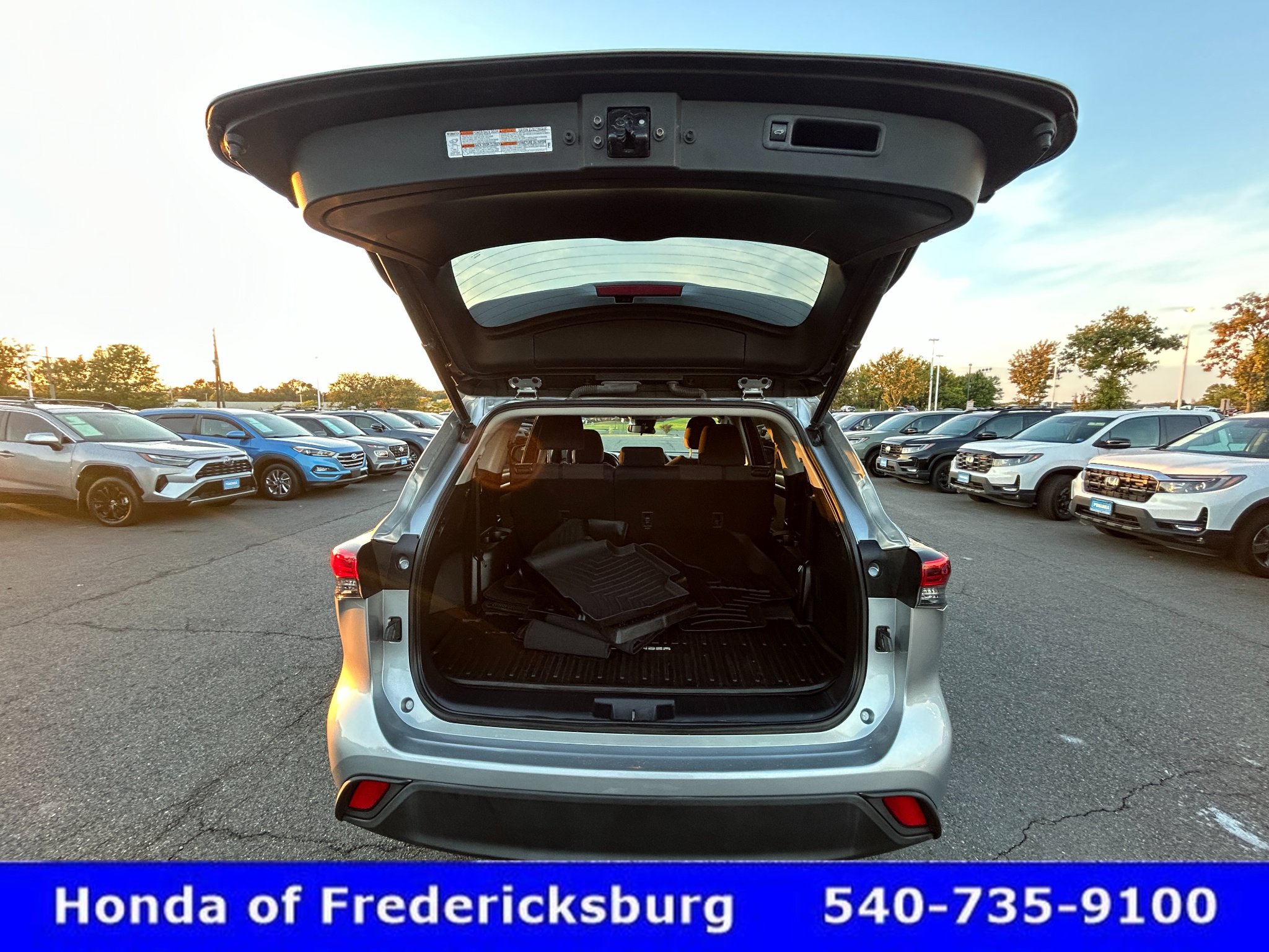 Used 2023 Toyota Highlander LE FWD image 12