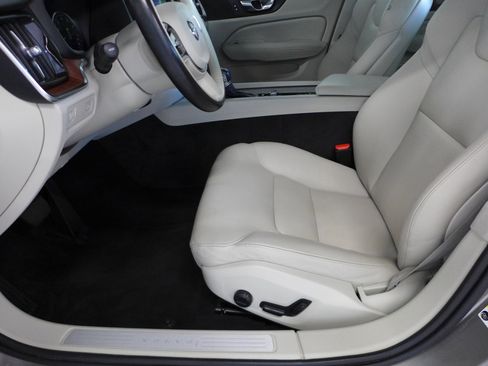 Used 2020 Volvo S60 T5 Momentum image 38