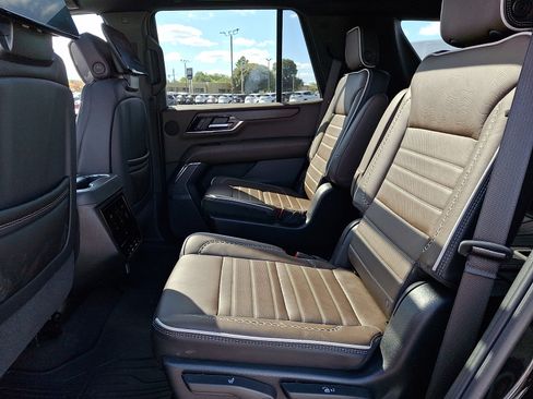 Used 2025 GMC Yukon Denali Ultimate AWD/4WD image 10