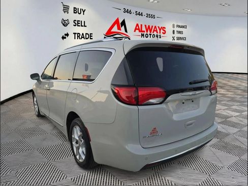 Used 2020 Chrysler Pacifica Touring-L Plus w/ Tire & Wheel Group FWD image 2