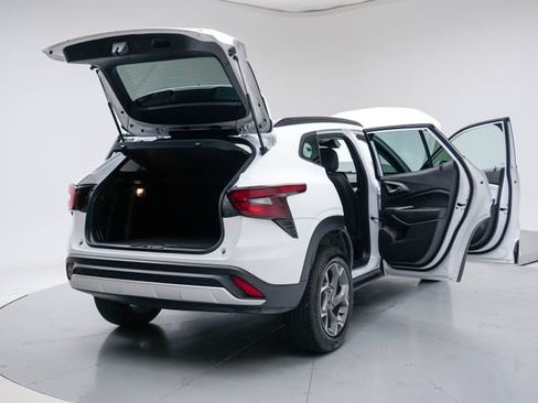 Used 2025 Chevrolet Trax LT FWD image 22