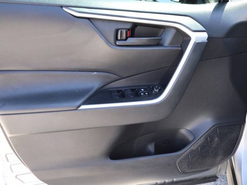 Used 2021 Toyota RAV4 LE AWD/4WD image 12